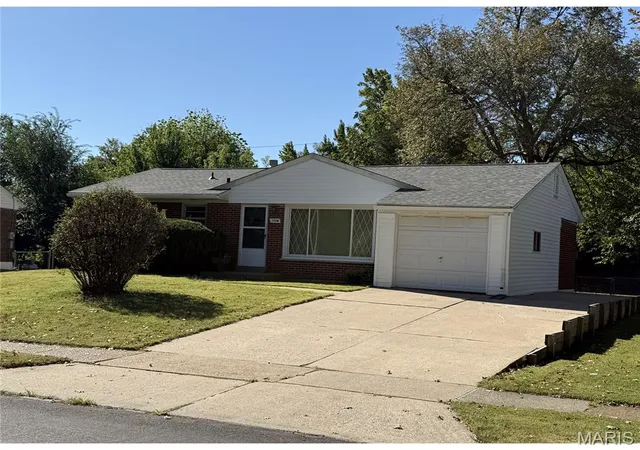 Photo 1 of Single family home for sale at 250 W Saint Anthony Ln, Florissant, MO 63031 | MLS# MIS26064164 | Listing updated on 2026-10-05