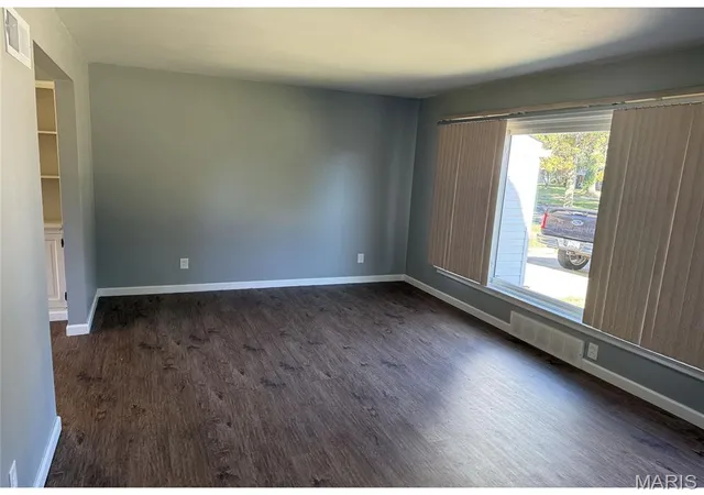 Photo 2 of Single family home for sale at 250 W Saint Anthony Ln, Florissant, MO 63031 | MLS# MIS26064164 | Listing updated on 2026-10-05