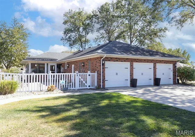 Photo 3 of Single family home for sale at 239 N 13th Street, Breese, IL 62230 | MLS# MIS26064165 | Listing updated on 2026-10-19