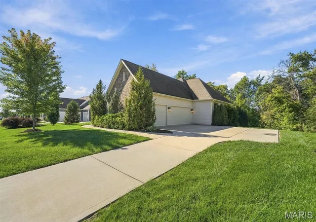 Photo 3 of Single family home for sale at 117 Trail Crk Ct, Saint Charles, MO 63304 | MLS# MIS26064180 | Listing updated on 2026-10-06