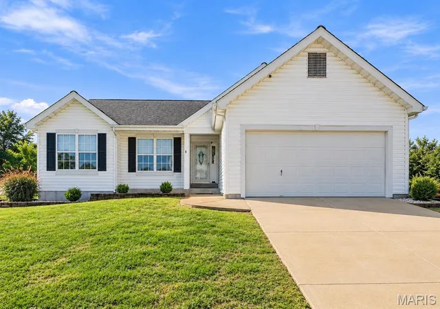 Photo 1 of Single family home for sale at 1002 Seasons View Dr, Fenton, MO 63026 | MLS# MIS26064182 | Listing updated on 2026-10-08