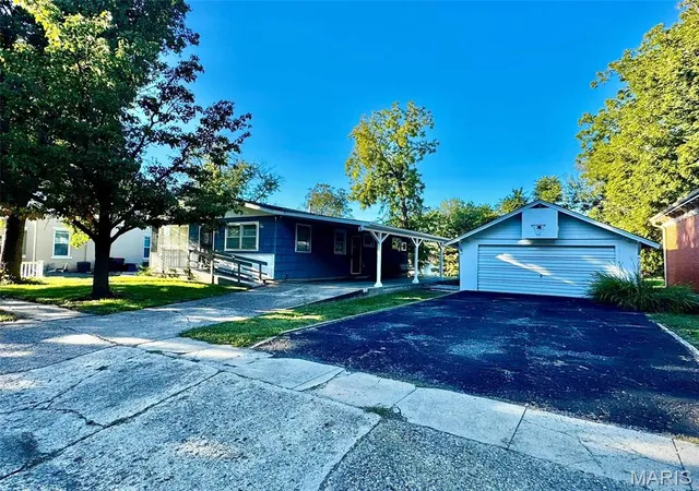 Single family home for sale at 218 W Jefferson St, Palmyra, MO 63461 | MLS# MIS26064186