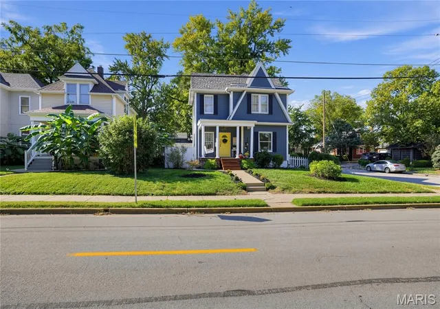 Photo 3 of Single family home for sale at 735 Jefferson St, Saint Charles, MO 63301 | MLS# MIS26064187 | Listing updated on 2026-10-10