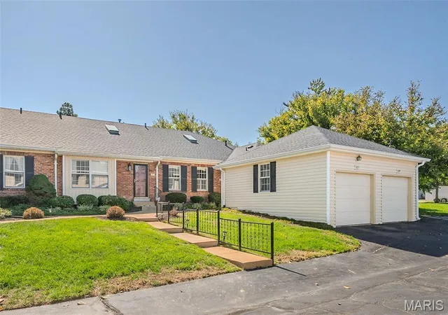 Photo 1 of Townhouse for sale at 1077 Brooksgate Manor Dr, Saint Louis, MO 63122 | MLS# MIS26064188 | Listing updated on 2026-10-09