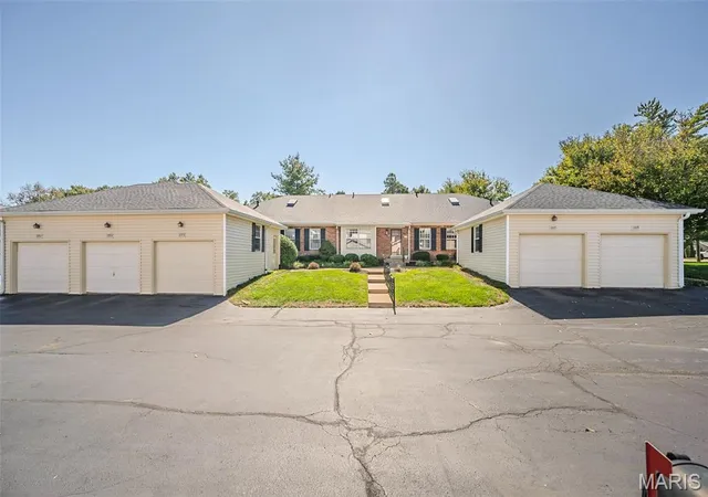 Photo 2 of Townhouse for sale at 1077 Brooksgate Manor Dr, Saint Louis, MO 63122 | MLS# MIS26064188 | Listing updated on 2026-10-09