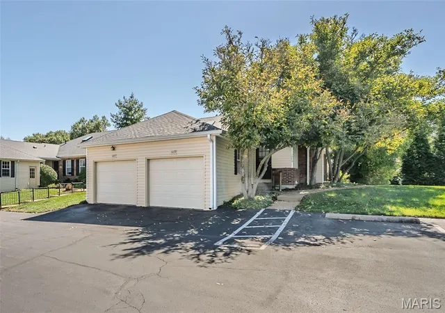 Photo 3 of Townhouse for sale at 1077 Brooksgate Manor Dr, Saint Louis, MO 63122 | MLS# MIS26064188 | Listing updated on 2026-10-09