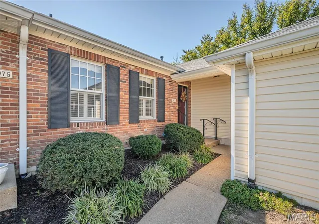 Photo 3 of Townhouse for sale at 1077 Brooksgate Manor Dr, Saint Louis, MO 63122 | MLS# MIS26064188 | Listing updated on 2026-10-09