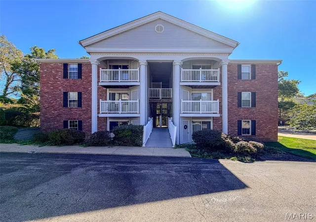 Condo for sale at 1912 Marine Ter Dr #D, Saint Louis, MO 63146 | MLS# MIS26064189
