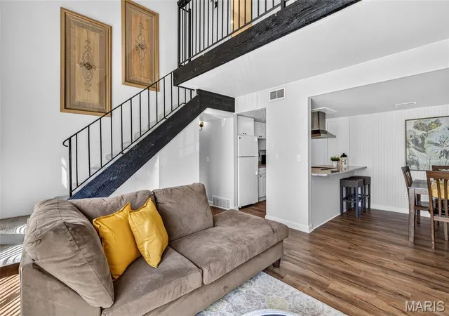 Photo 3 of Condo for sale at 1045 Mersey Bnd Dr #E, Saint Louis, MO 63129 | MLS# MIS26064201 | Listing updated on 2026-10-07