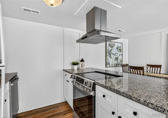 Listing Photo 4 - Condo for sale in building located at 1045 Mersey Bend Dr, St. Louis, MO 63129 - Unit #E