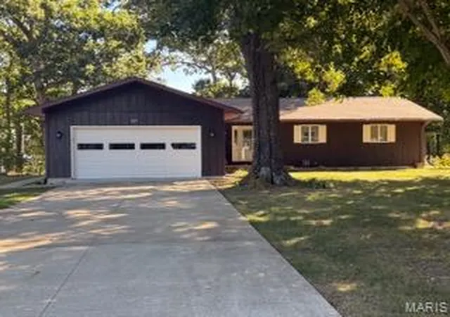 Photo 1 of Single family home for sale at 309 Lakewood Dr, Hillsboro, IL 62049 | MLS# MIS26064208 | Listing updated on 2026-10-07