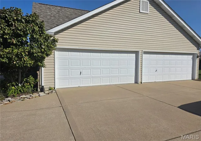 Photo 2 of Single family home for sale at 1062 Highland Ests Dr, Wentzville, MO 63385 | MLS# MIS26064214 | Listing updated on 2026-10-15
