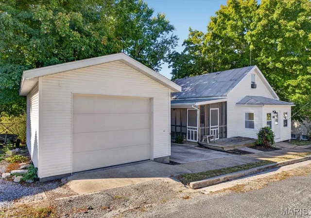 Photo 3 of Single family home for sale at 1202 Main St, Maeystown, IL 62256 | MLS# MIS26064220 | Listing updated on 2026-10-22