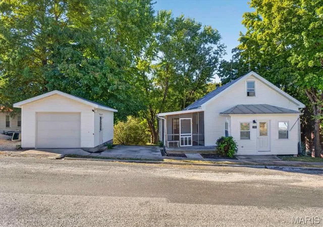 Photo 4 of Single family home for sale at 1202 Main St, Maeystown, IL 62256 | MLS# MIS26064220 | Listing updated on 2026-10-22