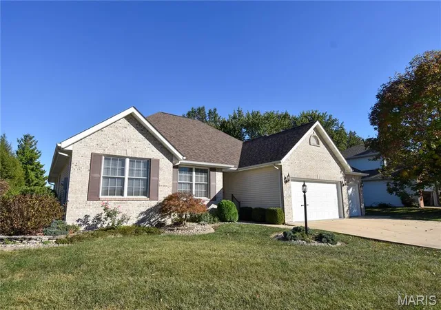 Photo 1 of Single family home for sale at 723 Stonecreek Dr, Staunton, IL 62088 | MLS# MIS26064223 | Listing updated on 2026-10-10