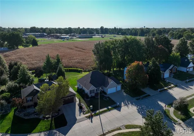Photo 38 of Single family home for sale at 723 Stonecreek Dr, Staunton, IL 62088 | MLS# MIS26064223 | Listing updated on 2026-10-28