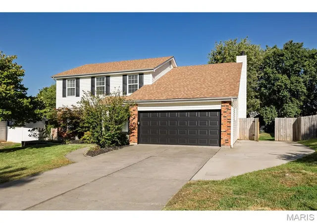 Photo 3 of Single family home for sale at 21 Quiet Fls Ct, Saint Charles, MO 63304 | MLS# MIS26064233 | Listing updated on 2026-10-12