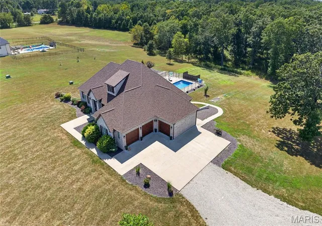 Photo 3 of Single family home for sale at 19111 Promise Dr, Lebanon, MO 65536 | MLS# MIS26064239 | Listing updated on 2026-10-05