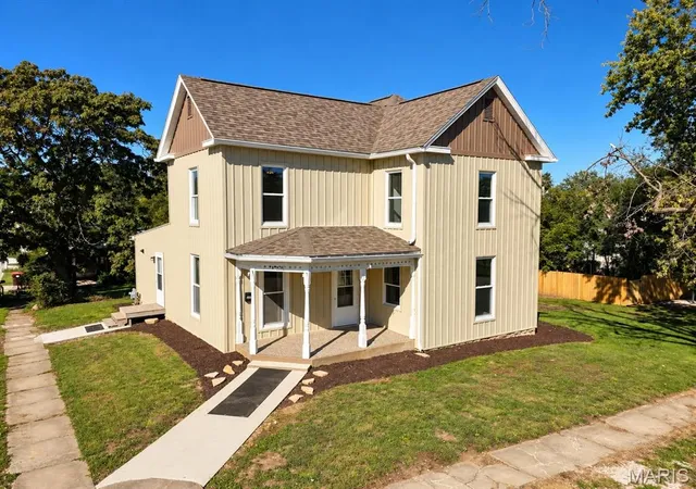 Single family home for sale at 404 W Olive St, Palmyra, MO 63461 | MLS# MIS26064243