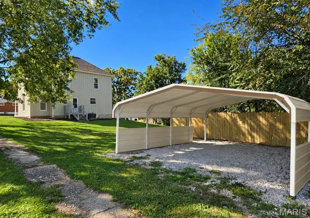 Photo 3 of Single family home for sale at 404 W Olive St, Palmyra, MO 63461 | MLS# MIS26064243 | Listing updated on 2026-10-08