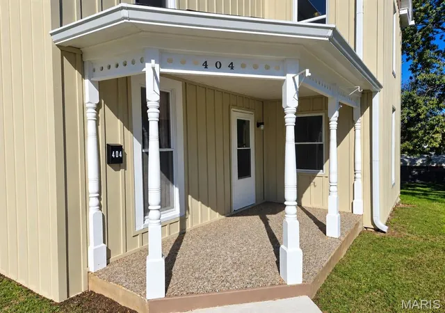 Photo 3 of Single family home for sale at 404 W Olive St, Palmyra, MO 63461 | MLS# MIS26064243 | Listing updated on 2026-10-08