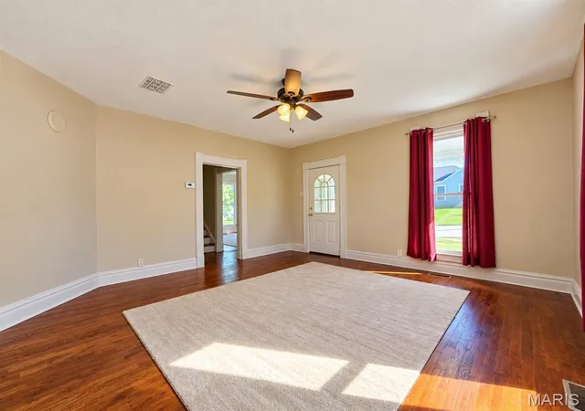 Photo 4 of Single family home for sale at 404 W Olive St, Palmyra, MO 63461 | MLS# MIS26064243 | Listing updated on 2026-10-08