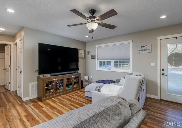 Photo 3 of Single family home for sale at 15275 Top Dr, Saint Robert, MO 65584 | MLS# MIS26064254 | Listing updated on 2026-10-08