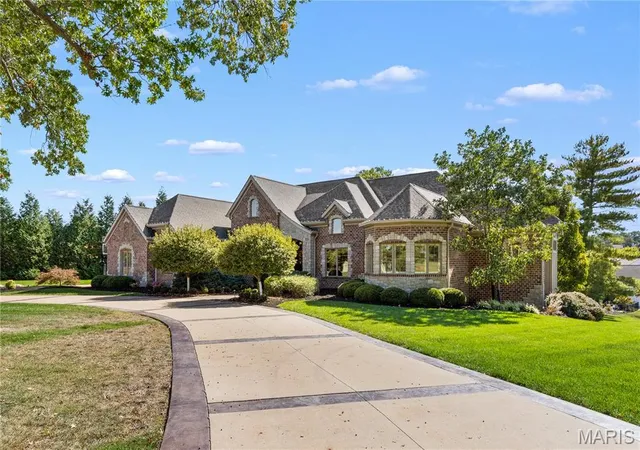 Photo 1 of Single family home for sale at 2 Fairlake Dr, Chesterfield, MO 63005 | MLS# MIS26064265 | Listing updated on 2026-10-19