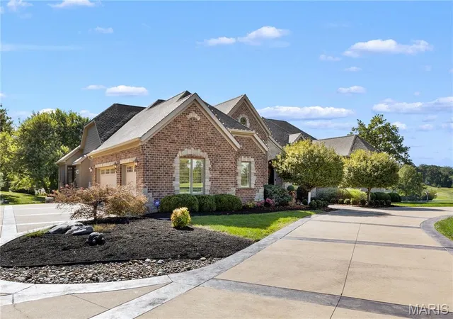 Photo 2 of Single family home for sale at 2 Fairlake Dr, Chesterfield, MO 63005 | MLS# MIS26064265 | Listing updated on 2026-10-19