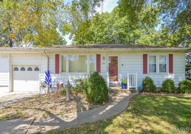Photo 2 of Single family home for sale at 1801 Centreville Ave, Belleville, IL 62220 | MLS# MIS26064296 | Listing updated on 2026-10-09