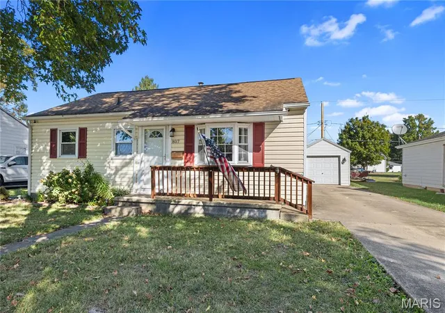 Photo 1 of Single family home for sale at 807 Montgomery Ave, Hillsboro, IL 62049 | MLS# MIS26064312 | Listing updated on 2026-10-07