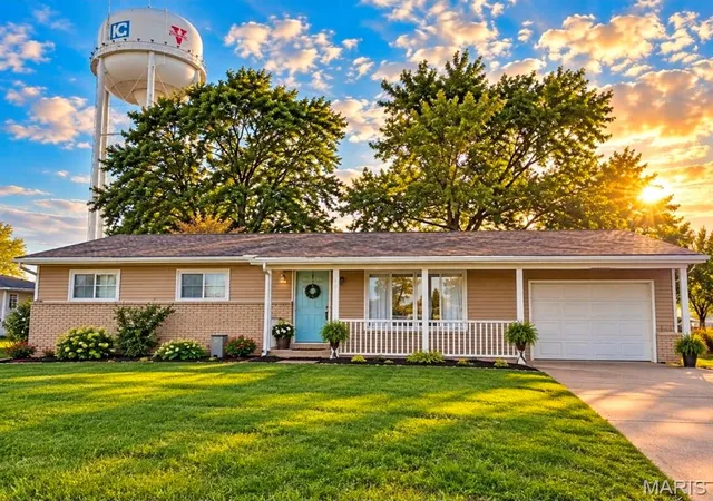 Single family home for sale at 2019 W Fillmore St, Vandalia, IL 62471 | MLS# MIS26064317