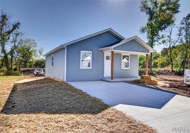 Photo 2 of Single family home for sale at 430 Railroad Ave, Lebanon, MO 65536 | MLS# MIS26064332 | Listing updated on 2026-10-06