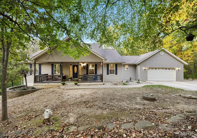 Photo 2 of Single family home for sale at 6107 Briar Trl, Waterloo, IL 62298 | MLS# MIS26064336 | Listing updated on 2026-10-18