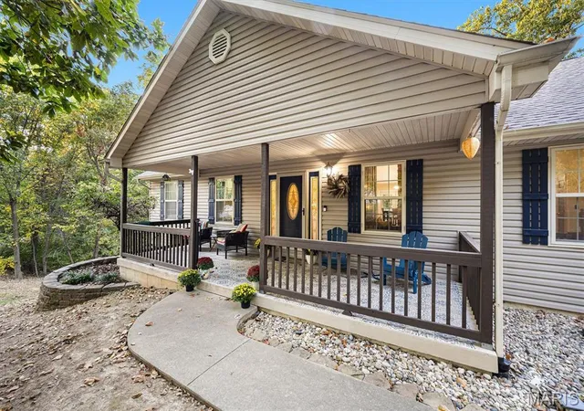 Photo 3 of Single family home for sale at 6107 Briar Trl, Waterloo, IL 62298 | MLS# MIS26064336 | Listing updated on 2026-10-18