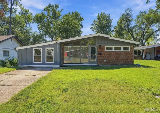 Photo 2 of Single family home for sale at 8408 Chalons Ct, Saint Louis, MO 63134 | MLS# MIS26064341 | Listing updated on 2026-10-22