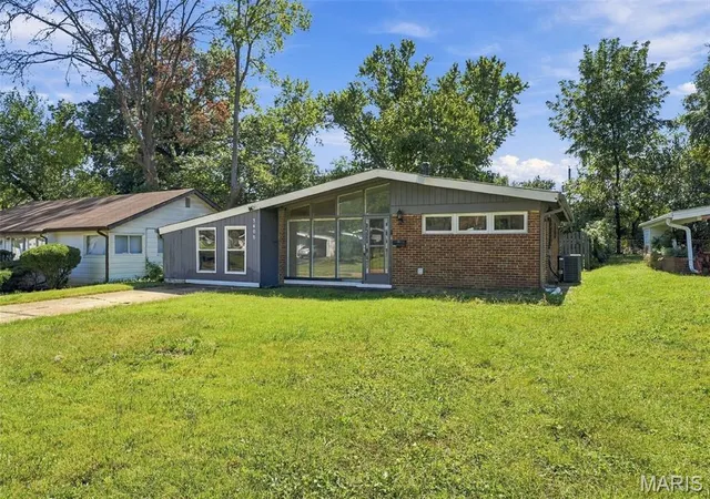 Photo 3 of Single family home for sale at 8408 Chalons Ct, Saint Louis, MO 63134 | MLS# MIS26064341 | Listing updated on 2026-10-22