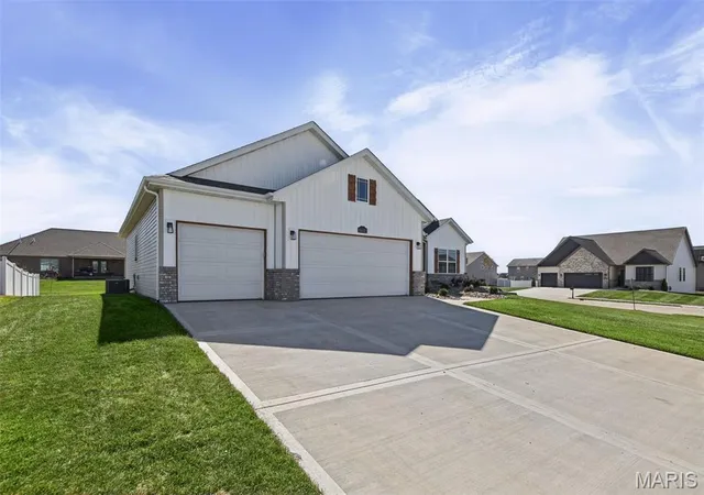 Photo 3 of Single family home for sale at 8442 Herrick Park Dr, Troy, IL 62294 | MLS# MIS26064344 | Listing updated on 2026-10-07