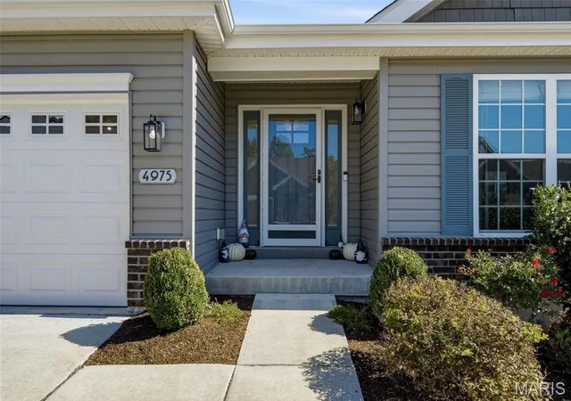 Photo 4 of Sale Pending at 4975 Arbors At Stonegate Dr, Saint Louis, MO 63123 | MLS# MIS26064353 | Listing updated on 2026-10-18