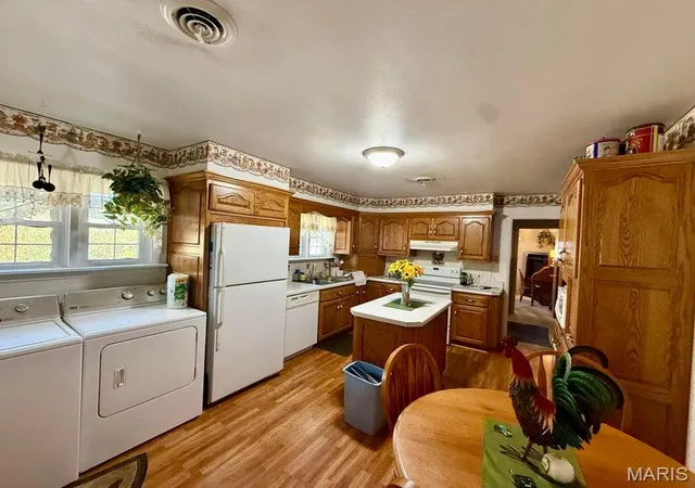 Photo 4 of Sale Pending at 305 Cherry St, Houston, MO 65483 | MLS# MIS26064373 | Listing updated on 2026-10-07