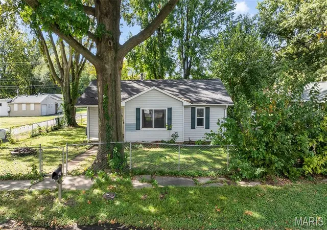 Photo 1 of Single family home for sale at 213 Pennsylvania Ave, South Roxana, IL 62087 | MLS# MIS26064377 | Listing updated on 2026-10-06