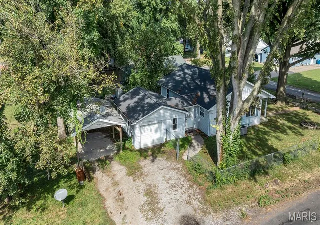 Photo 3 of Single family home for sale at 213 Pennsylvania Ave, South Roxana, IL 62087 | MLS# MIS26064377 | Listing updated on 2026-10-06