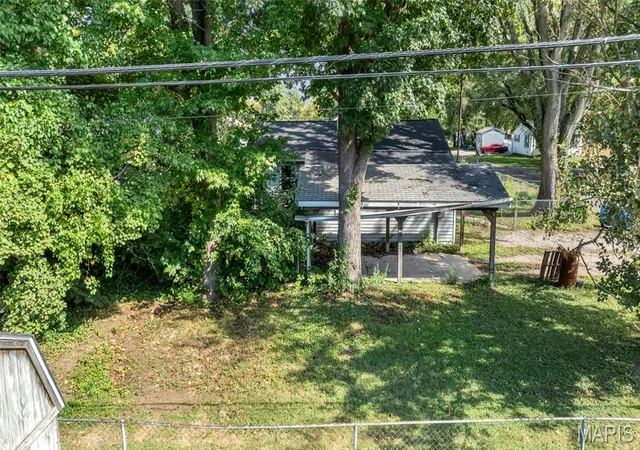Photo 3 of Single family home for sale at 213 Pennsylvania Ave, South Roxana, IL 62087 | MLS# MIS26064377 | Listing updated on 2026-10-06