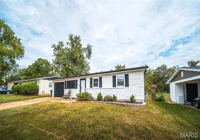 Photo 3 of Single family home for sale at 247 Martigney Dr, Saint Louis, MO 63129 | MLS# MIS26064419 | Listing updated on 2026-10-06