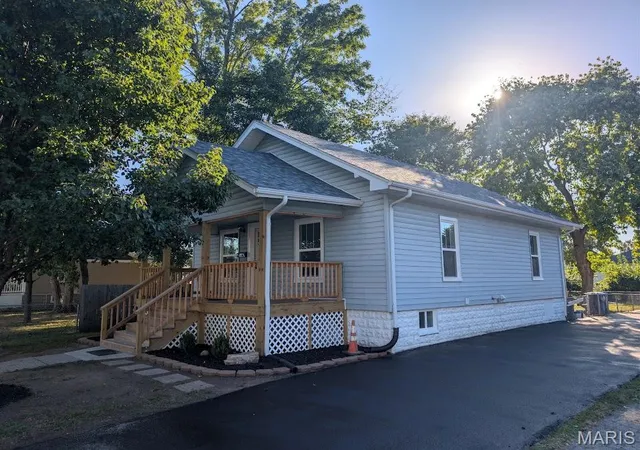 Photo 2 of Single family home for sale at 516 Leslie Ave, Wood River, IL 62095 | MLS# MIS26064421 | Listing updated on 2026-10-06