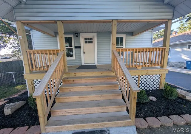 Photo 3 of Single family home for sale at 516 Leslie Ave, Wood River, IL 62095 | MLS# MIS26064421 | Listing updated on 2026-10-06