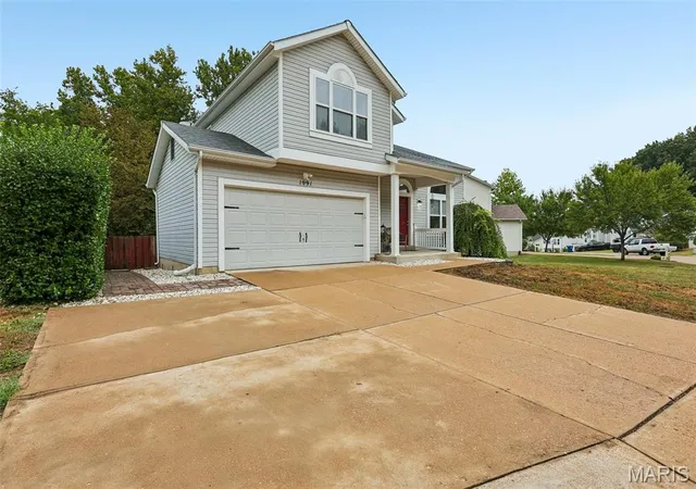 Photo 3 of Single family home for sale at 1091 Fenton Park Dr, Fenton, MO 63026 | MLS# MIS26064422 | Listing updated on 2026-10-21