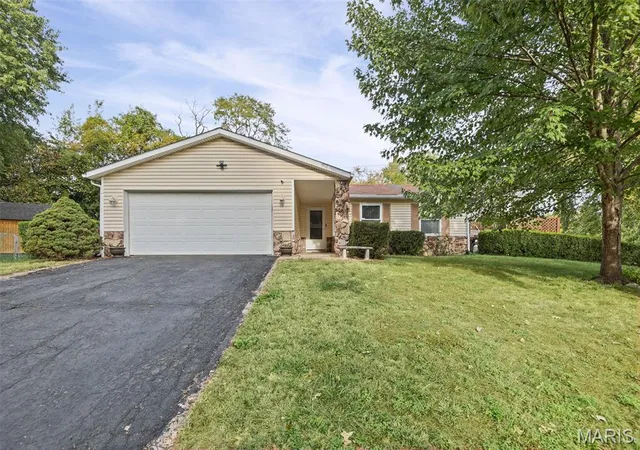 Photo 1 of Single family home for sale at 15 Las Olas Dr, Belleville, IL 62221 | MLS# MIS26064429 | Listing updated on 2026-10-29