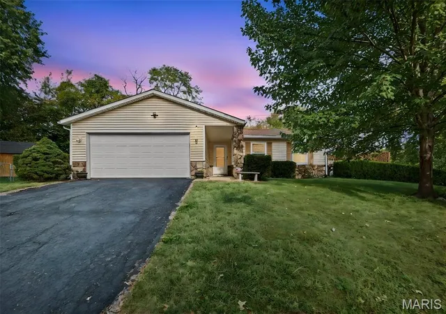 Photo 2 of Single family home for sale at 15 Las Olas Dr, Belleville, IL 62221 | MLS# MIS26064429 | Listing updated on 2026-10-29