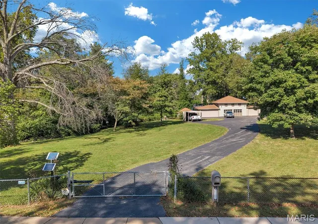 Photo 2 of Single family home for sale at 10305 Thorpe Ave, Saint Louis, MO 63114 | MLS# MIS26064432 | Listing updated on 2026-10-09